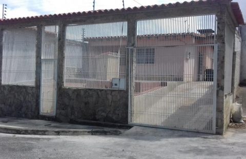 CASA-COMERCIAL EN URBANISMO PRIVADO